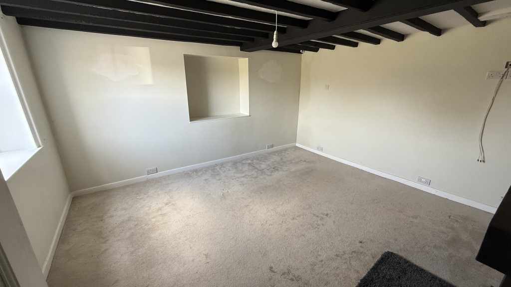 Lot: 130 - SUBSTANTIAL PERIOD PROPERTY WITH MULTIPLE BUILDINGS REQUIRING REFURBISHMENT - Internal image of main house reception